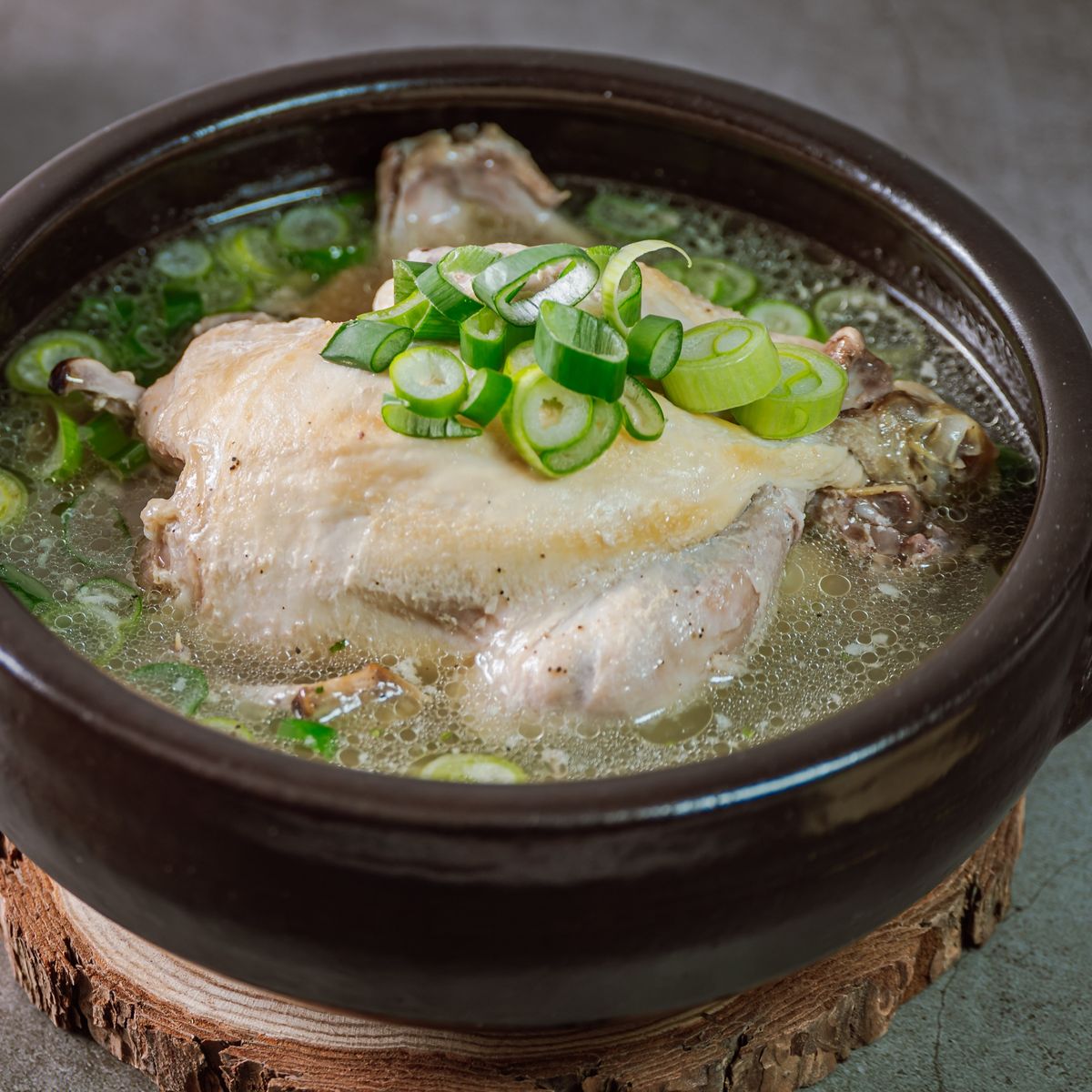 팔도감 - 푹 끓여 낸 진한 국물이 일품인 보양 삼계탕 1kg(1-2인분)*1팩